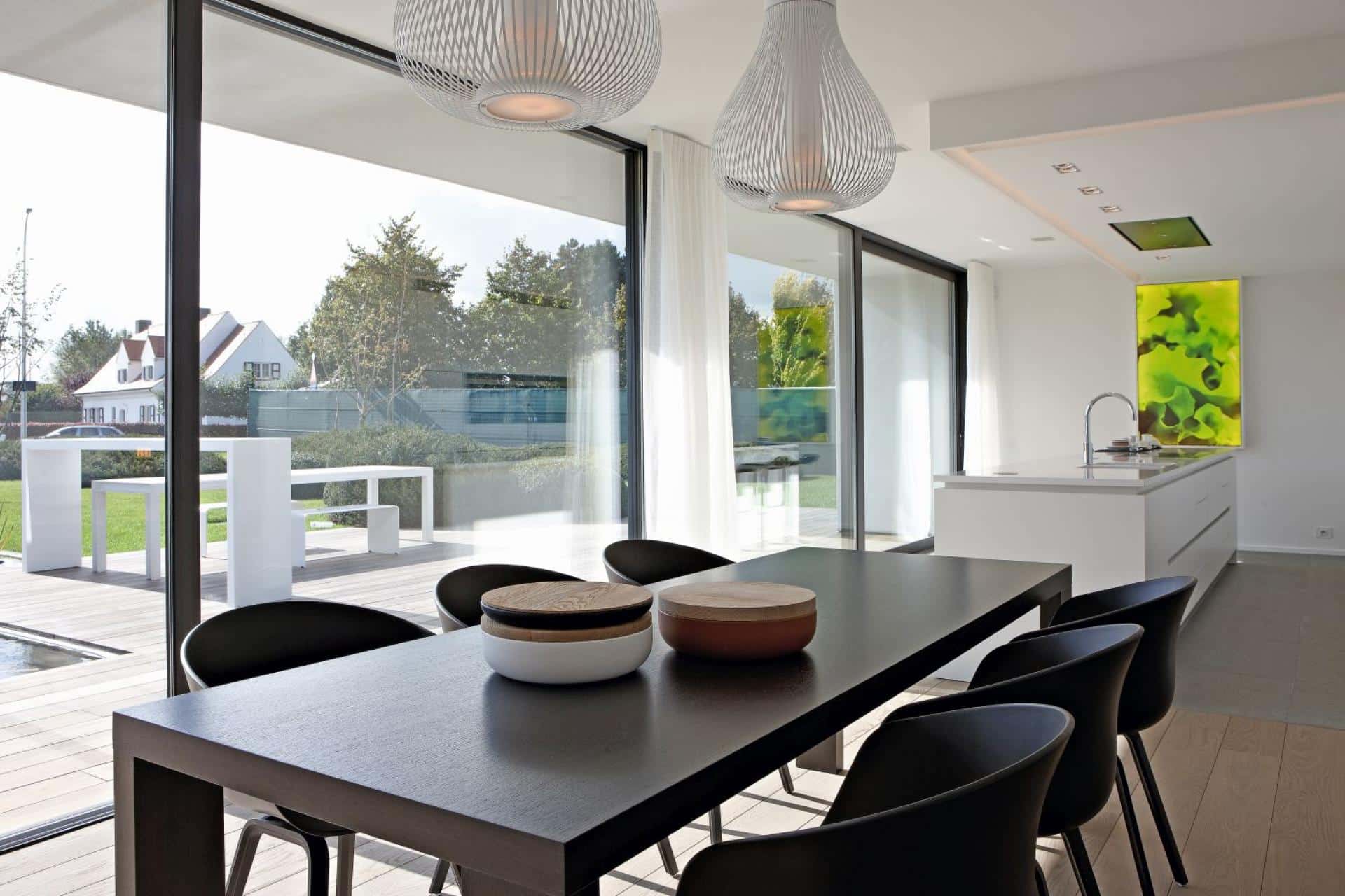 Salle à manger avec portes fenêtres en aluminium Aliplast Ultraglide