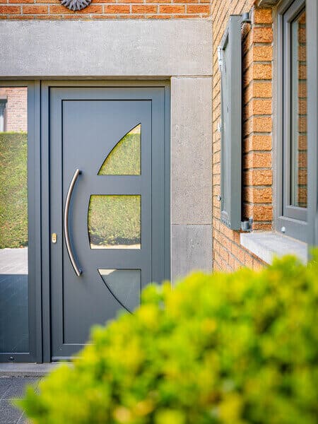 Chantier de Bierghes : pose de châssis en PVC Kömmerling