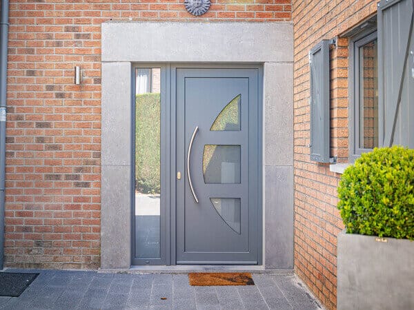 Chantier de Bierghes : placement de châssis en PVC