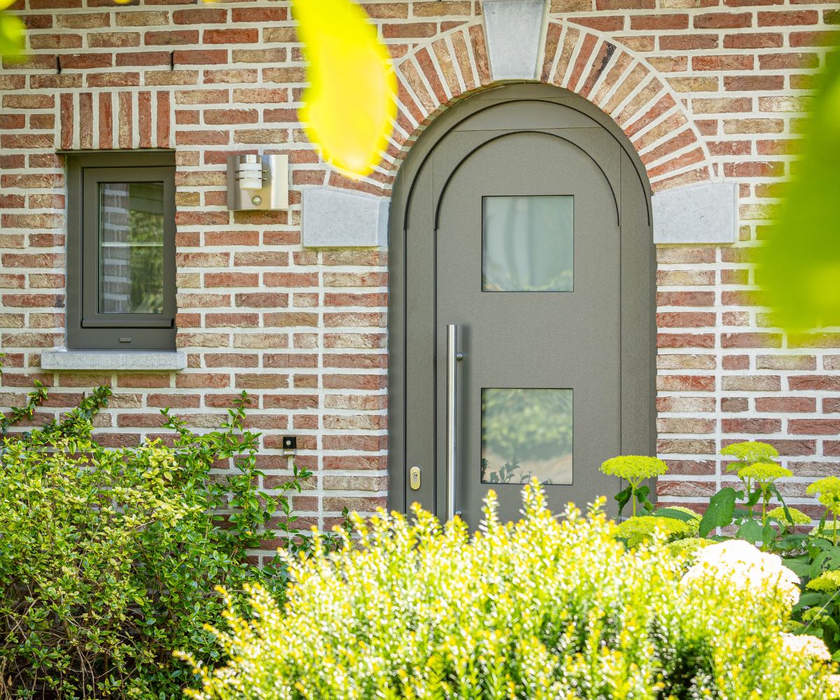 Châssis en PVC de porte Kömmerling dans une maison de Hyon, Hainaut