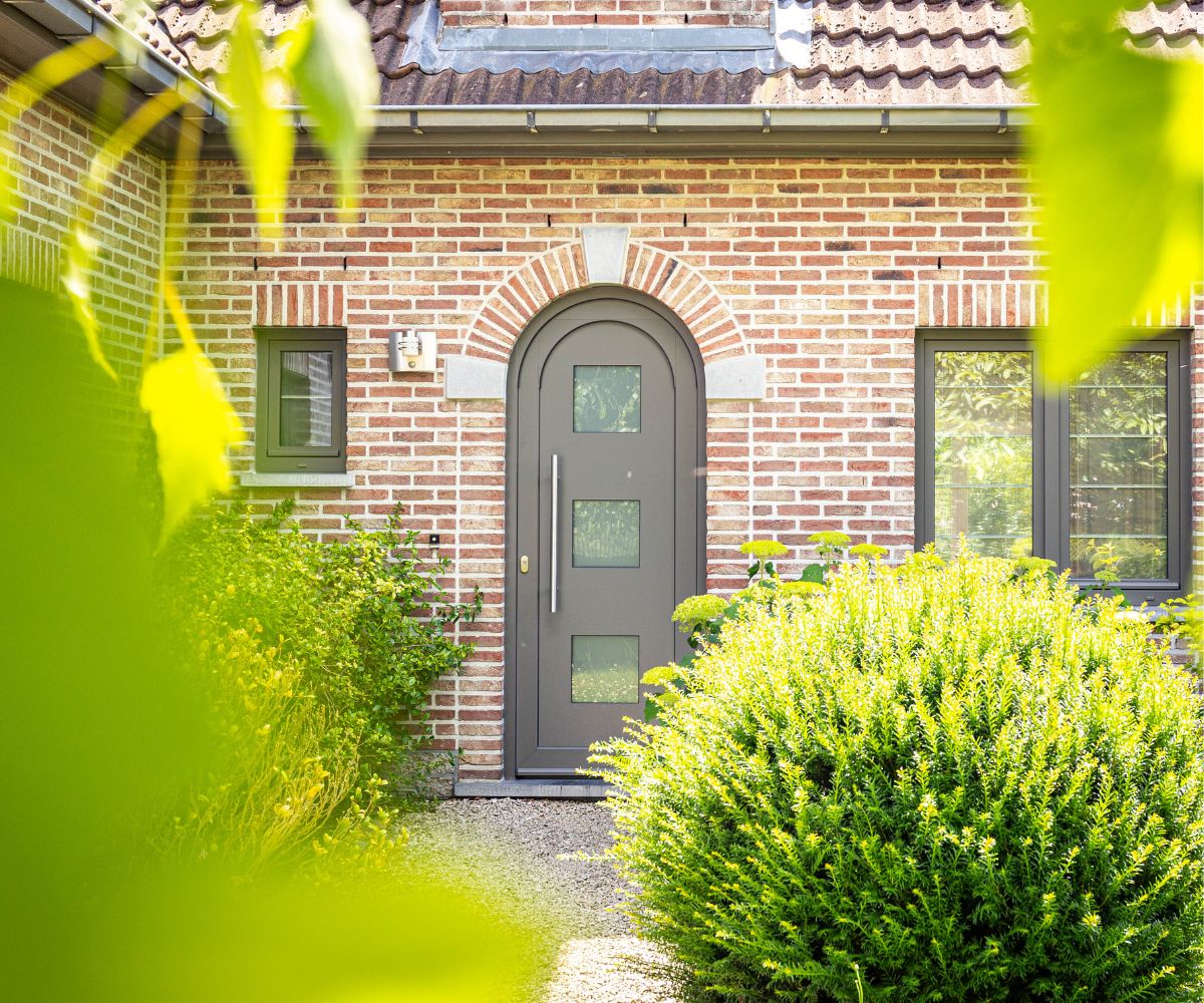 Réalisation de châssis en PVC par Kömmerling pour une maison à Hyon