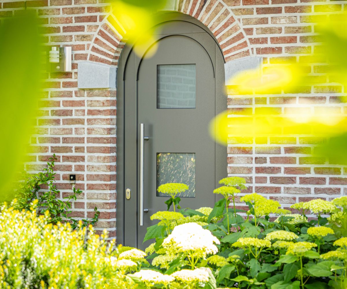 Réalisation de châssis de porte en PVC Kömmerling à Hyon