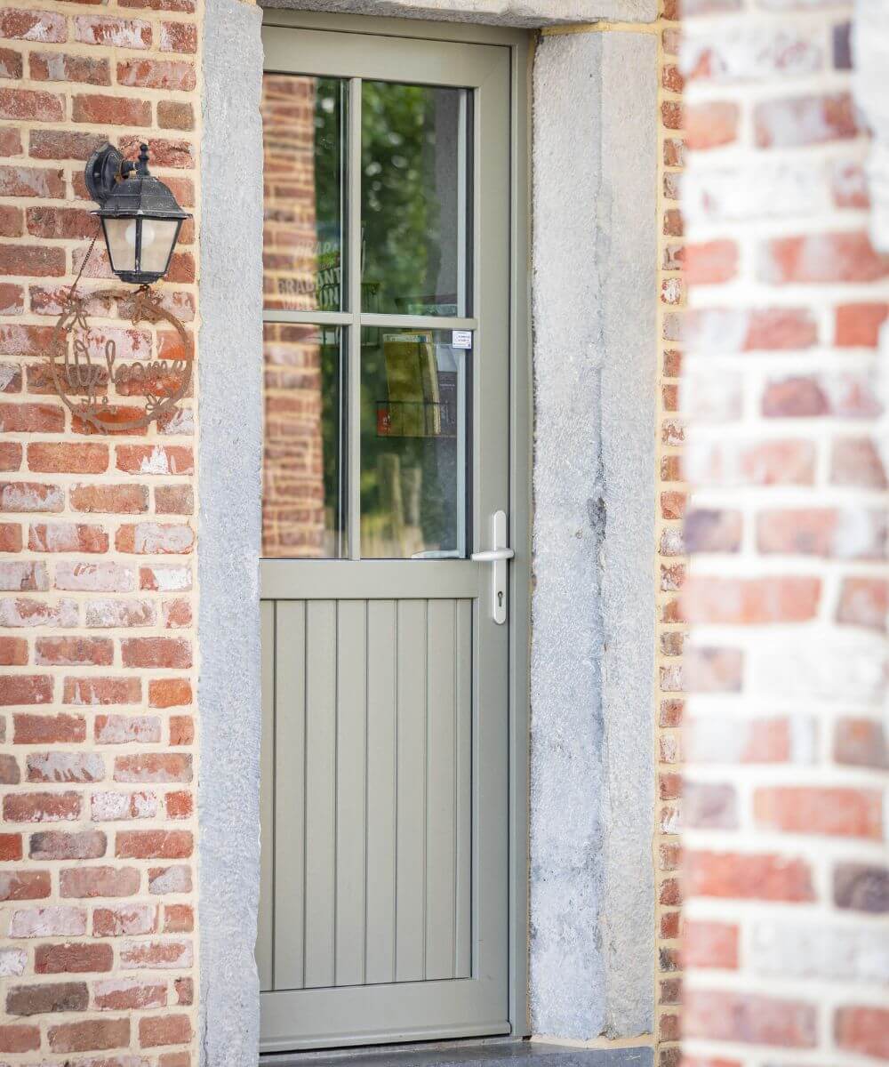 Châssis de porte en PVC Kömmerling à Saintes