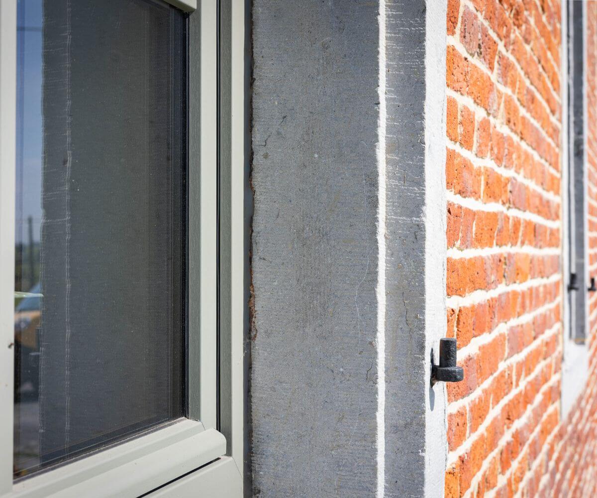 Réalisation à Graty de châssis en PVC Kömmerling gris