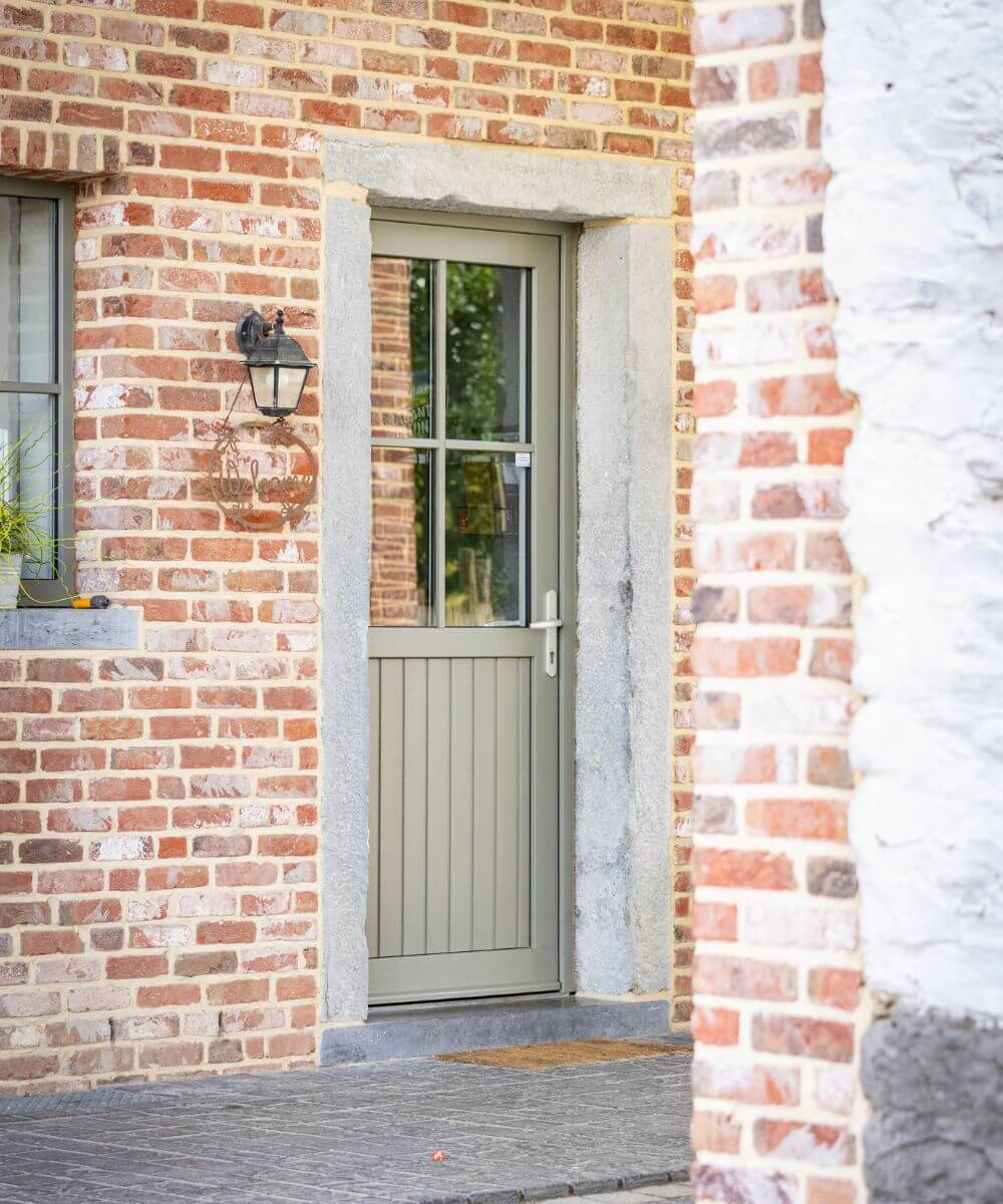 Façade d'une maison à Saintes avec nouveau châssis en PVC Kömmerling