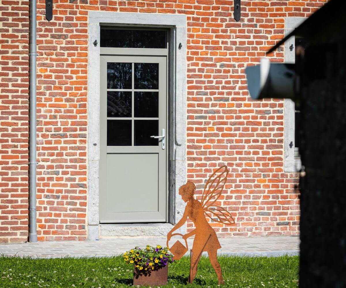 Placement de châssis porte en PVC à Graty