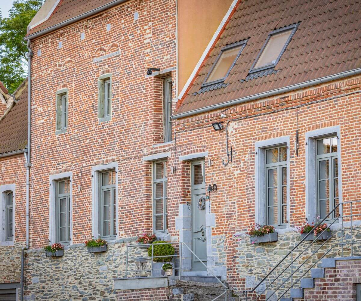 Placement de châssis en PVC gris pour fenêtres à Saintes