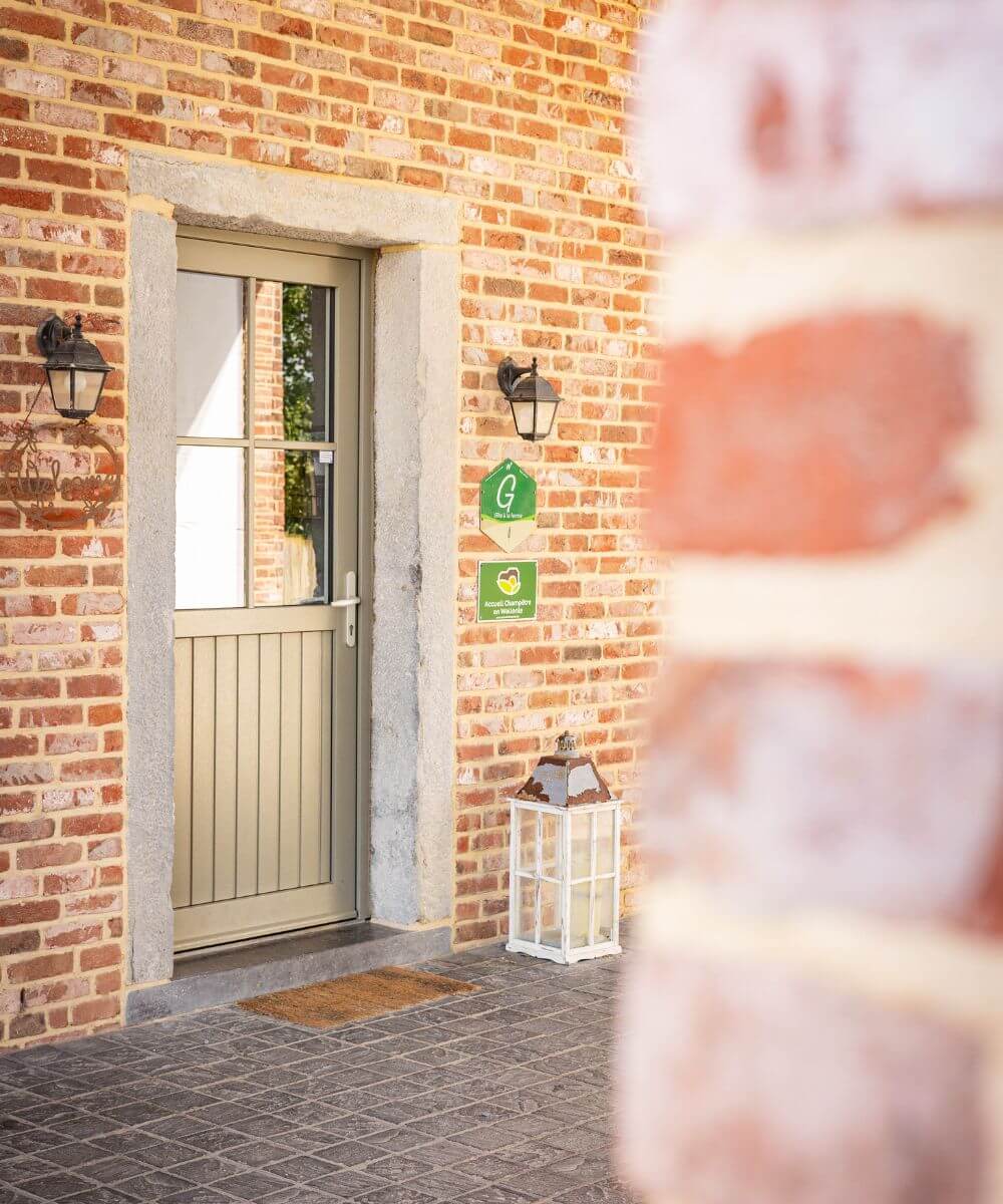 Réalisation de châssis en PVC Kömmerling gris pour une maison à Saintes